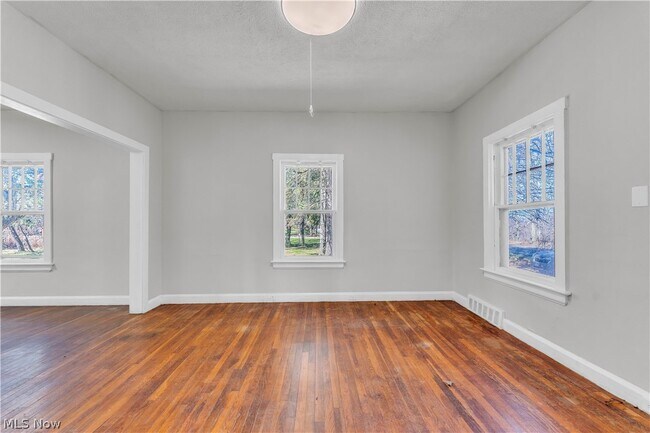 Building Photo - 2150 Glenridge Rd