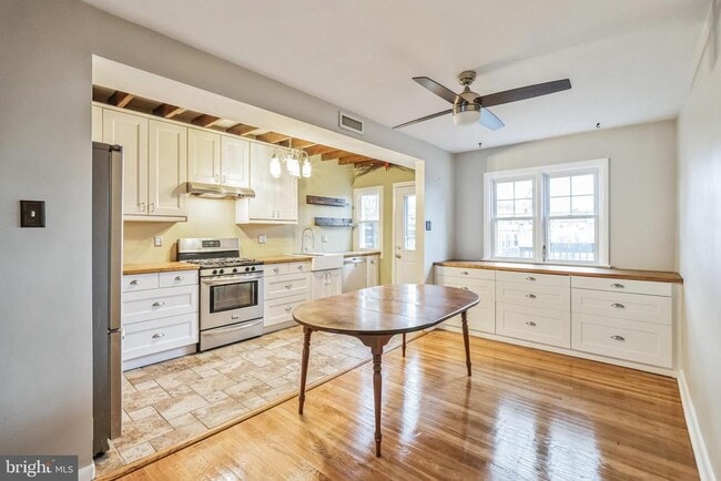 Building Photo - 3434 Ainslie St