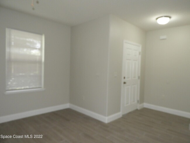 Building Photo - 583 Hollow Glen Dr