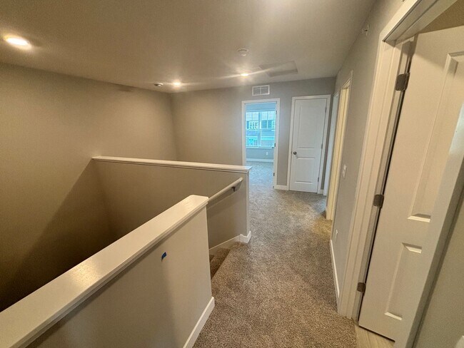 Building Photo - Beautiful Newer 3Br Woodbury Townhome