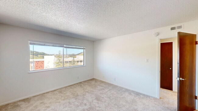 Building Photo - 821 Las Gallinas Ave