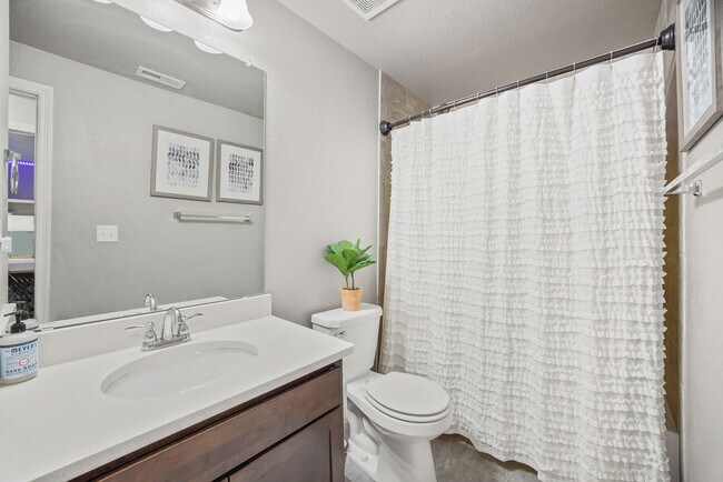 Building Photo - 580 Boxwood Dr