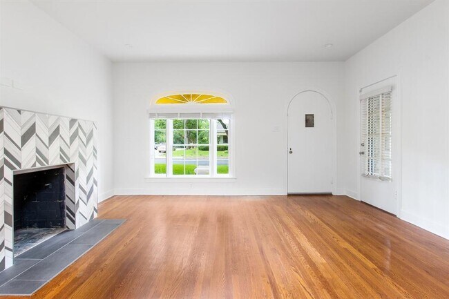 Building Photo - 2108 Robinhood Trail