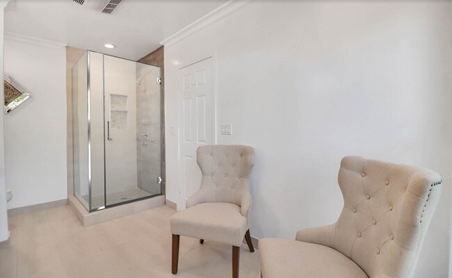 MASTER BATHROOM - 16047 Meadowcrest Rd