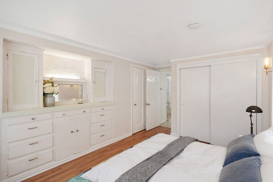 Building Photo - 832 Cypress Ave