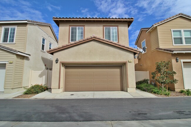 Building Photo - Oxnard | 3 bed + 2.5 bath single-family ho...