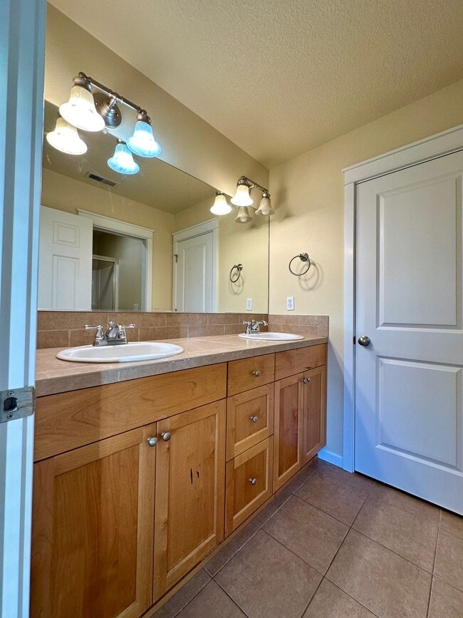 Building Photo - 63114 Dakota Dr