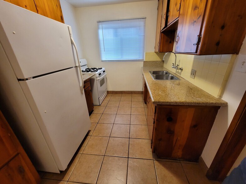 Building Photo - 2360 Walgrove Ave