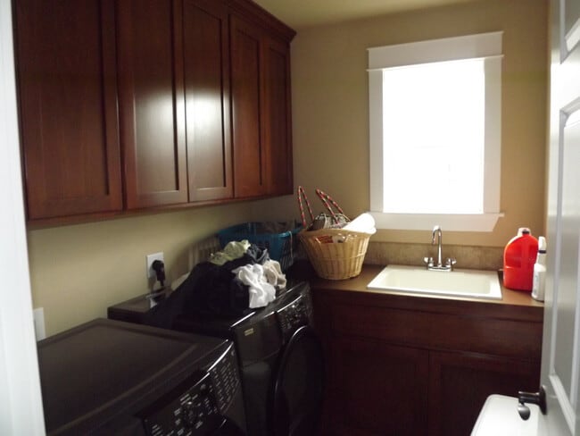 Building Photo - Gorgeous 3 bedroom, 2.5 bath in "Eagle Hei...