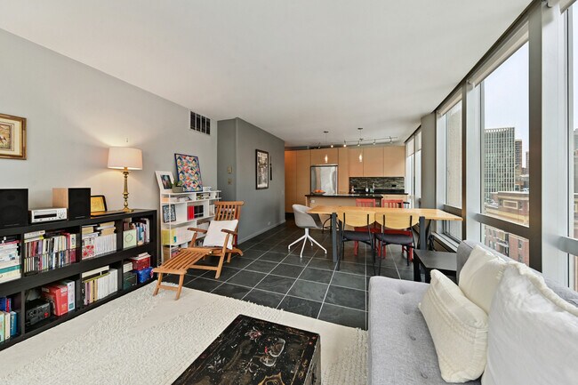 Building Photo - 1300 N Astor St