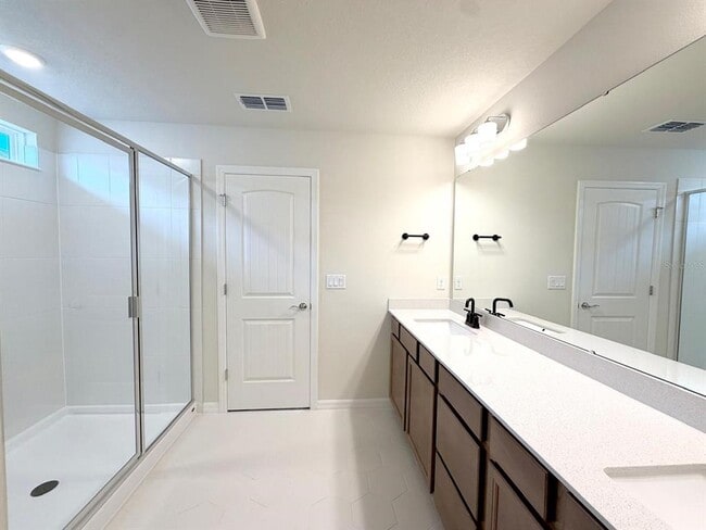 Building Photo - 6985 Oak Commons Way