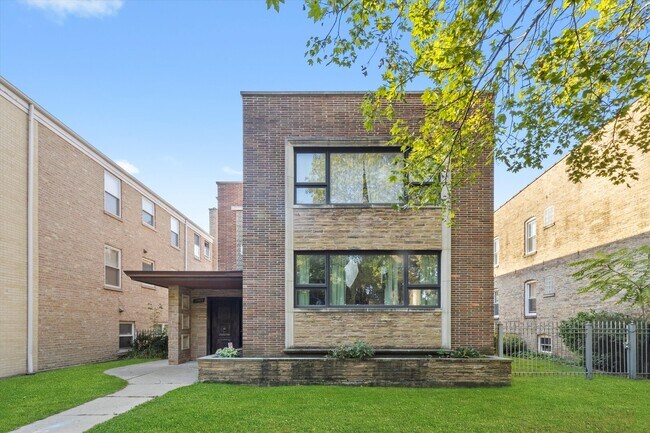 Primary Photo - 2545 W Lunt Ave