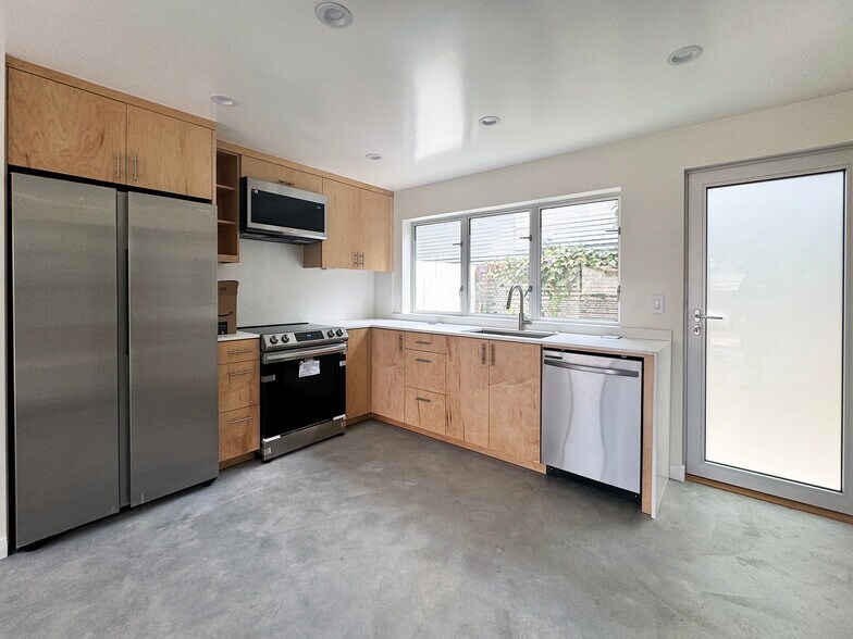 Building Photo - 5644 Aldama St