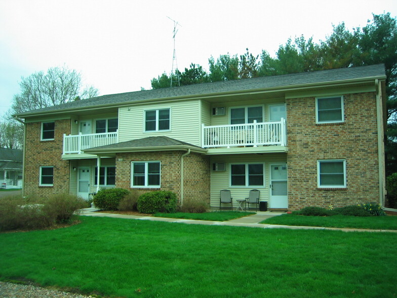 Primary Photo - Pines Apartments