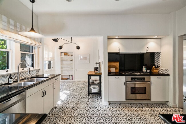 Building Photo - 1632 N Orange Grove Ave