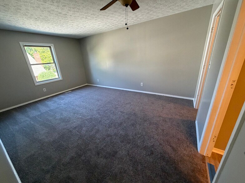 Building Photo - 9165 Cinnebar Dr