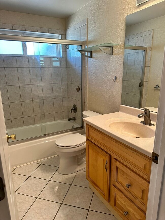 Building Photo - 4Bd/2Ba Bellevue Home