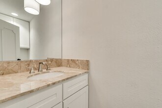 Building Photo - Overton Park Duplex!