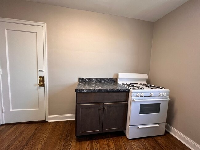 Building Photo - Modernized 1 br, heat included - Oct 14 mo...