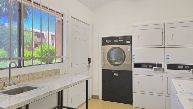 Building Photo - Pleasant 2b/2ba Condo in Wonderful South S...