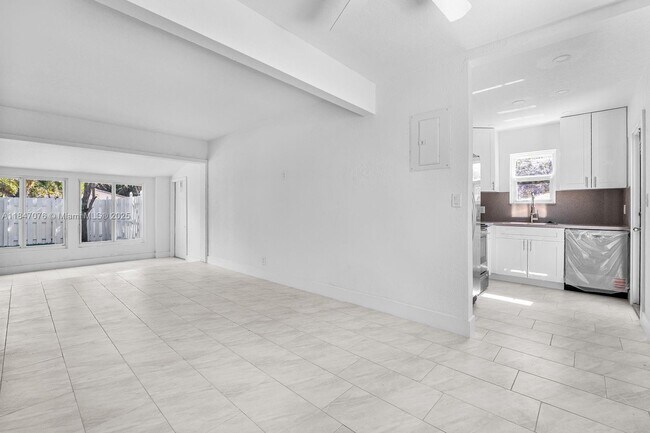 Building Photo - 1121 SW 18th Ct