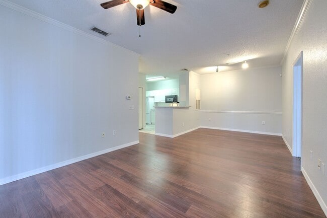 Building Photo - Very nicely upgraded  2bed/2bath 2nd floor...