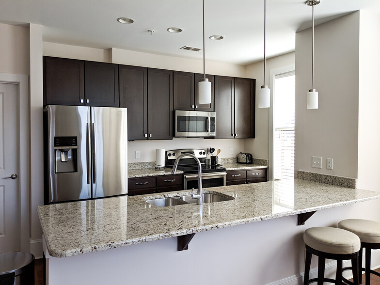 Large island and granite countertops - 700 Finsbury St.