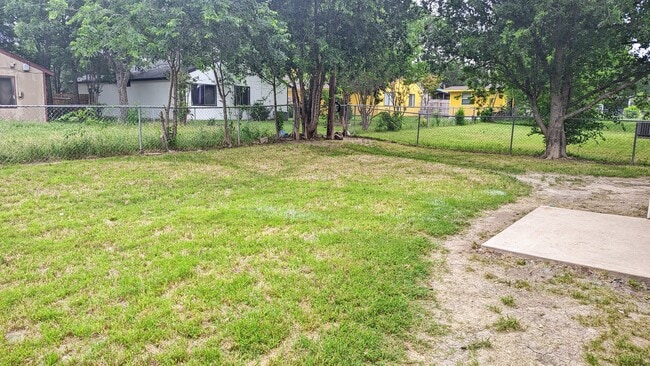 Building Photo - 3905 Pickwick Ln