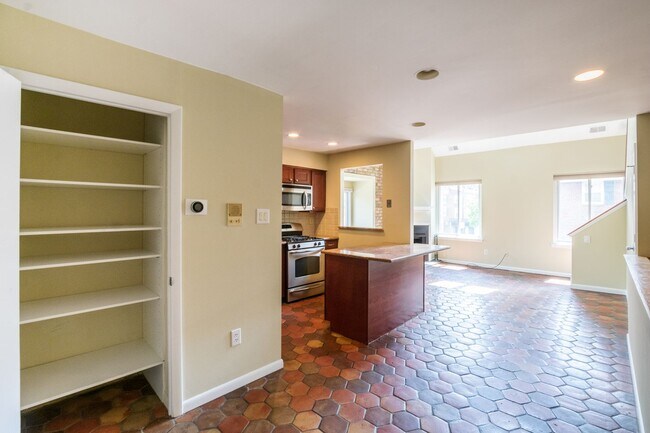 Building Photo - Beautiful Three Bedroom in Washington Square West