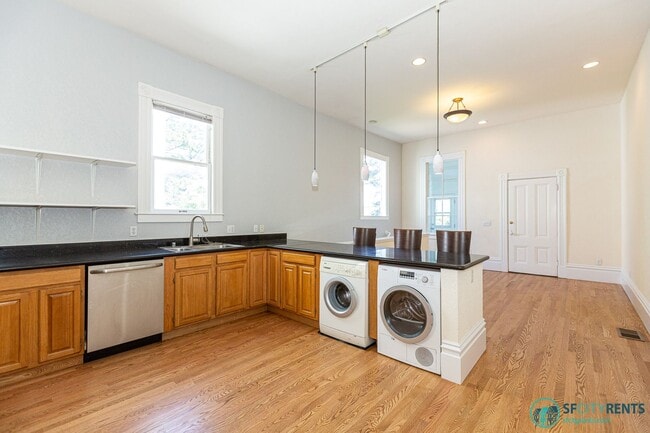 Building Photo - Noe Valley: House-like Apartment w/ 2 Bonus Rooms, Open Floor Plan & W/D in-unit