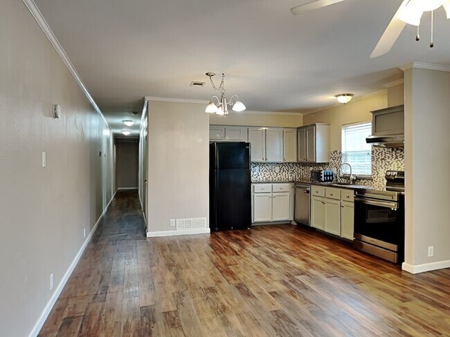 Building Photo - 1414 Record Crossing Rd