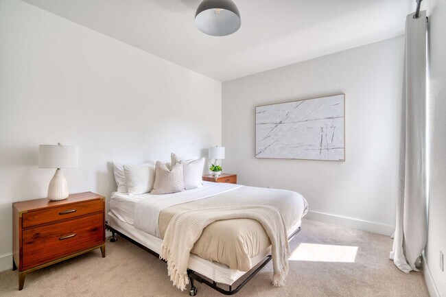 Building Photo - 4980 N Vancouver Ave