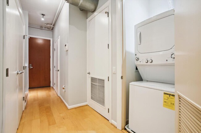 Building Photo - Incredible 1BR/1BA Condo INCLUDES Garage Parking in Vibrant Mount Vernon Triangle!