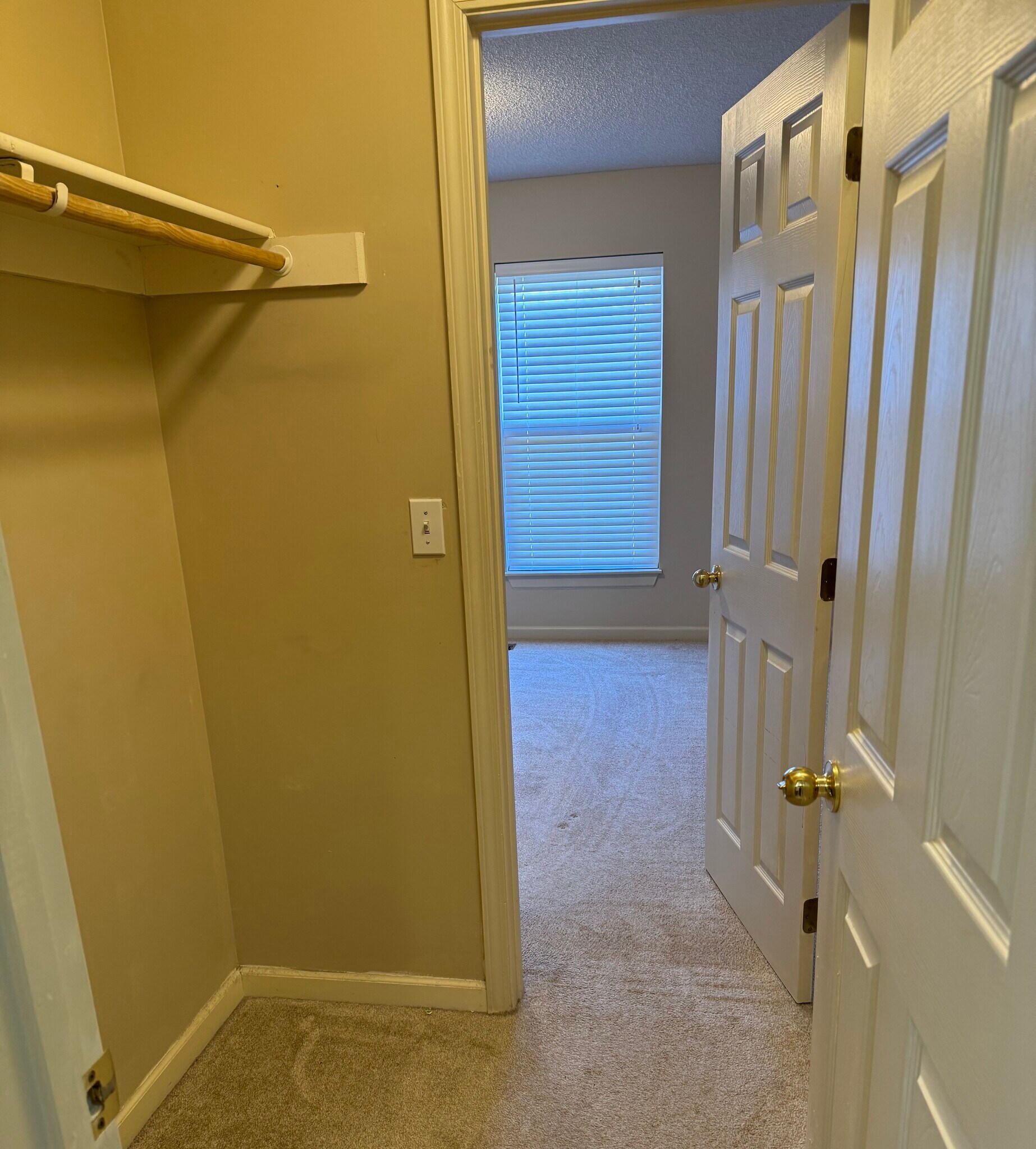 Building Photo - 1160 E 77th Ter