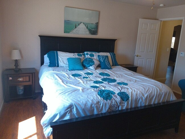 Building Photo - Seasonal  available Sept 1, 2025 to April 30,2026