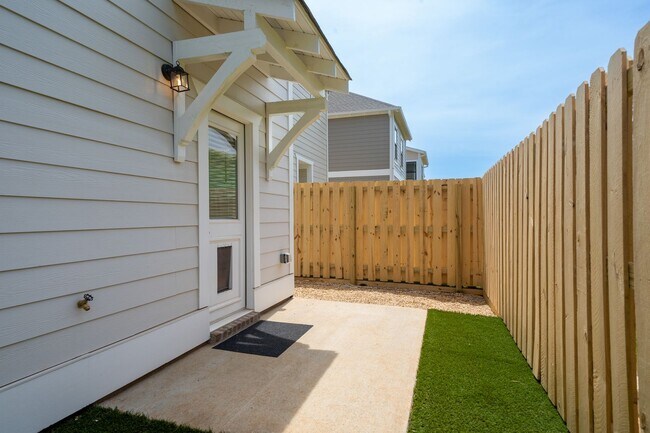 Building Photo - 2 Bedroom Home with Garage AND Fenced Back...