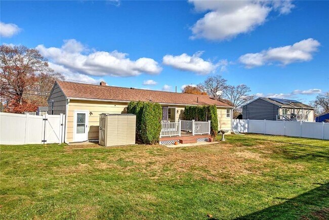 Building Photo - 138 Youngs Ave