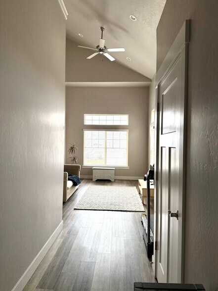 Building Photo - 822 S Aspen Wy