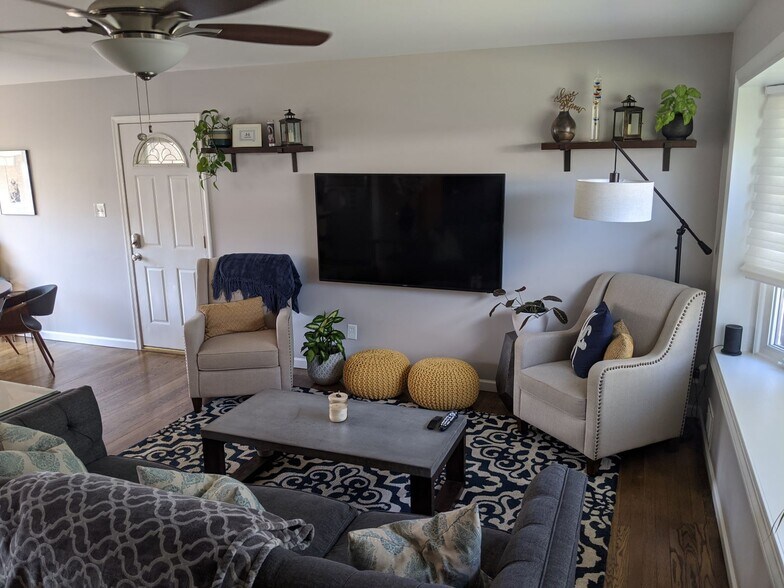 Upstairs Living Room with Large Bay Window - 4201 Collier Rd