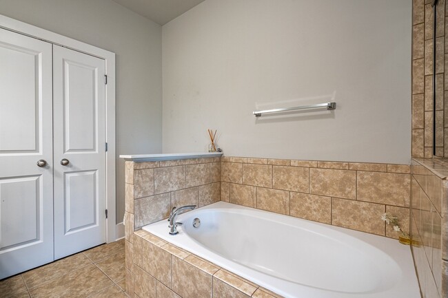 Building Photo - Furnished, 6 - 9 Month lease available.  L...