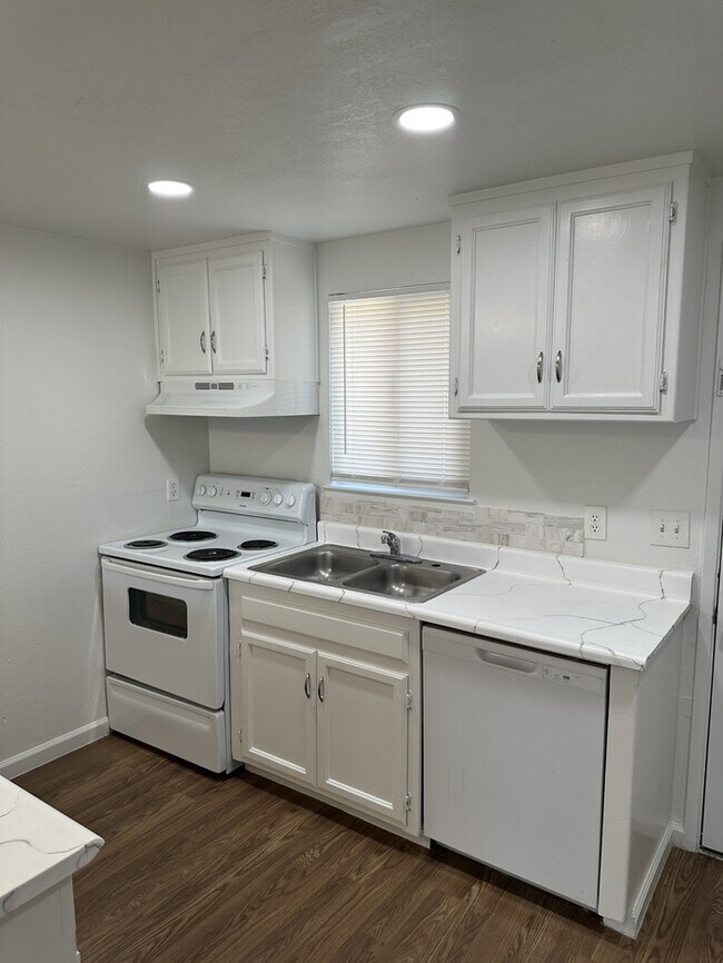 Building Photo - Modesto 2 Bedroom 1 Bathroom Town Home