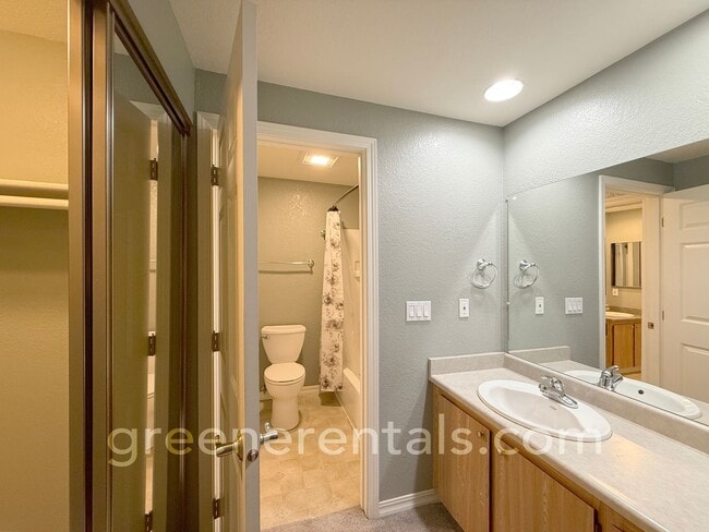 Building Photo - 2BR/1.5BA 3rd Floor Condo Overlooking Sinclair Inlet