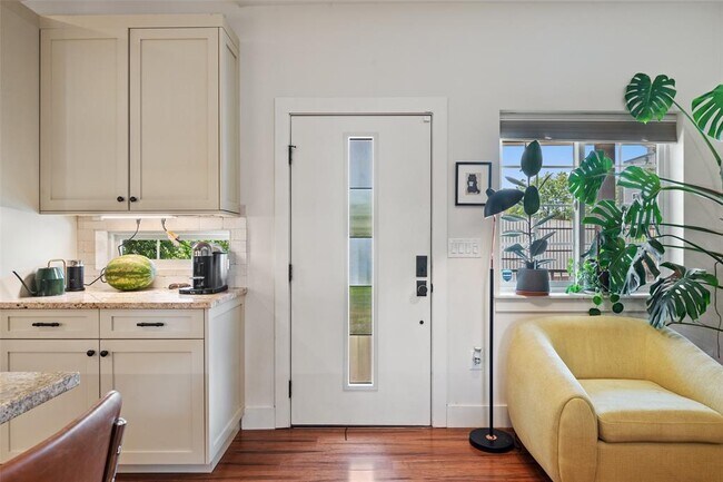 Building Photo - 2205 S L Davis Ave