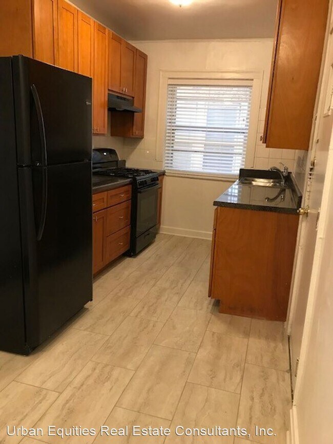 Building Photo - 824 Dobson St