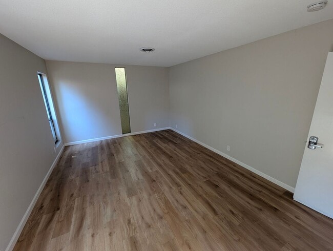 Building Photo - Spacious 2/1 Condo near BART Available Now!