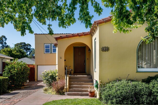 Building Photo - 818 Collier Dr