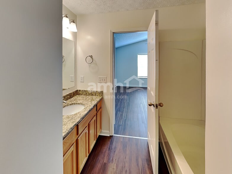 Building Photo - 1521 McKinney Ln