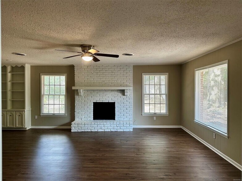 Building Photo - 1009 Rosedale Dr