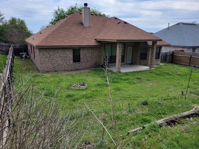 Building Photo - 3bd/2ba house close to major shopping, restaurants, and Ft. Hood!