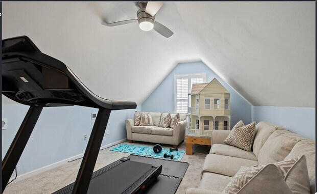 Building Photo - Spacious 3/2 Available Now!